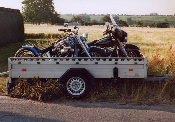 Einachser, offener Kasten mit Motorr&auml;dern