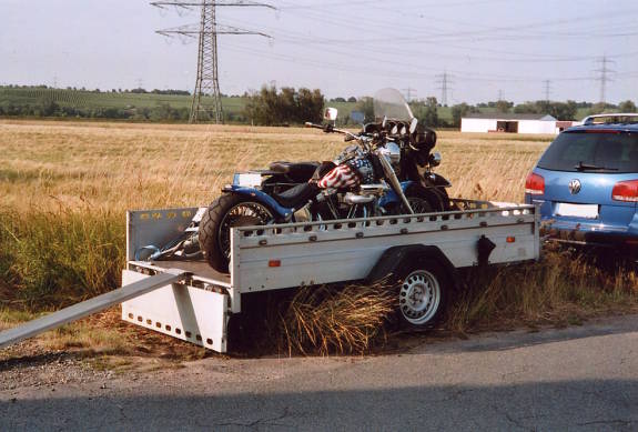 Einachser, offener Kasten mit Motorr&auml;dern