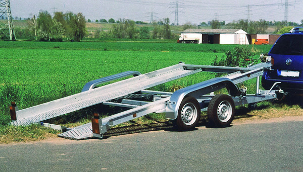 Autotransporter mit Auflaufbremse und Seilwinde