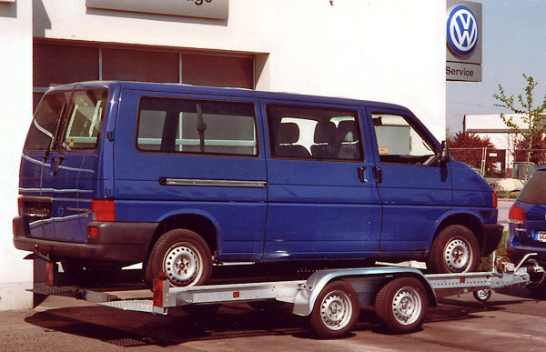 Autotransporter mit Auflaufbremse und Seilwinde