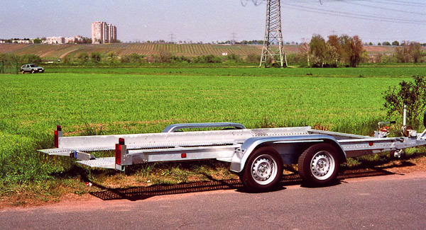 Autotransporter mit Auflaufbremse und Seilwinde